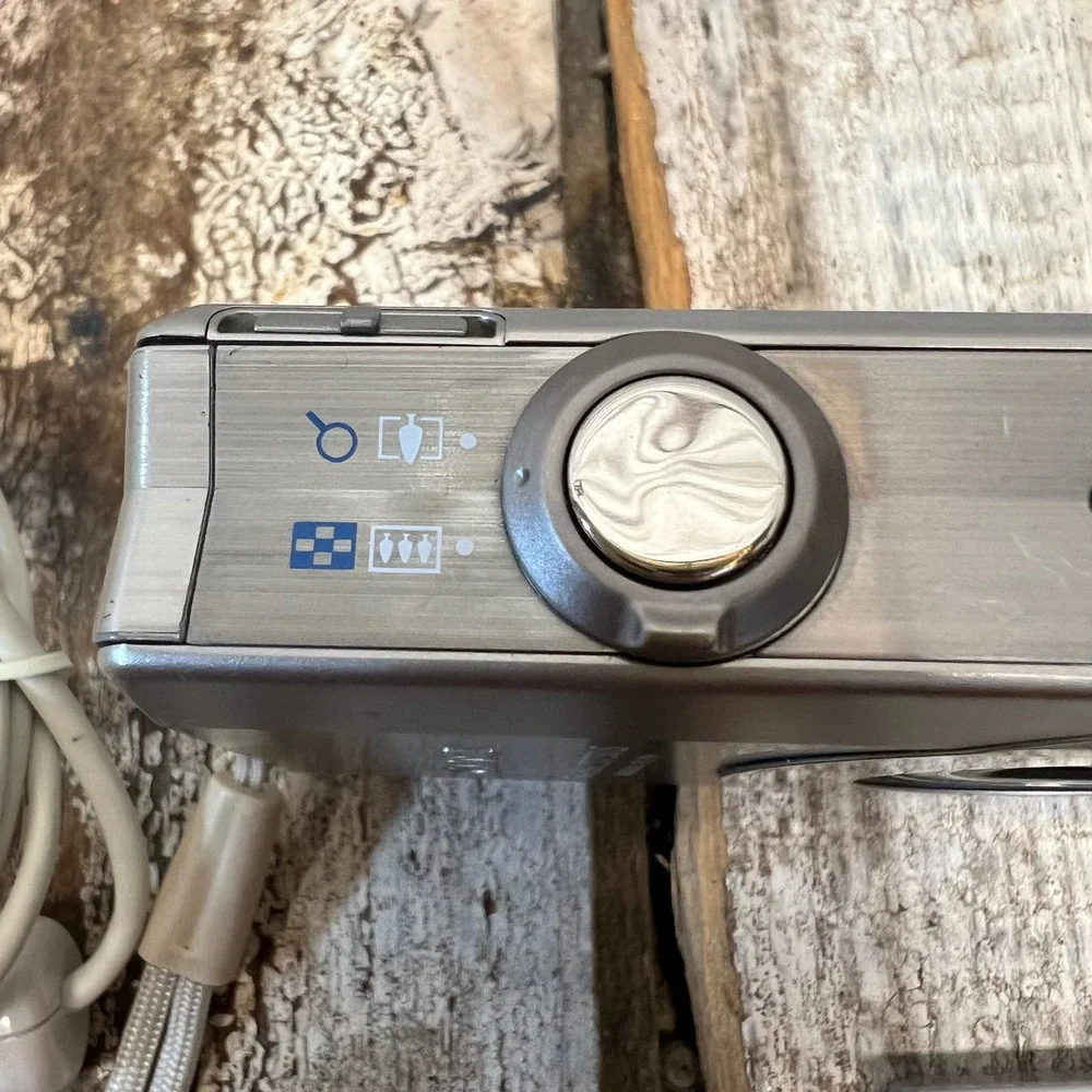 Vintage Canon PowerShot SD790 IS Silver Digital ELPH Camera Bundle 10.0MP OS